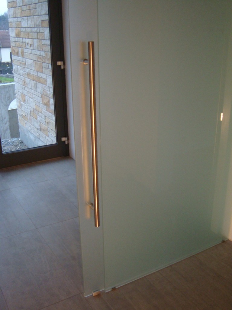 Skleněné posuvné křídlo, kalené satinované sklo, Veleslavín, 2015