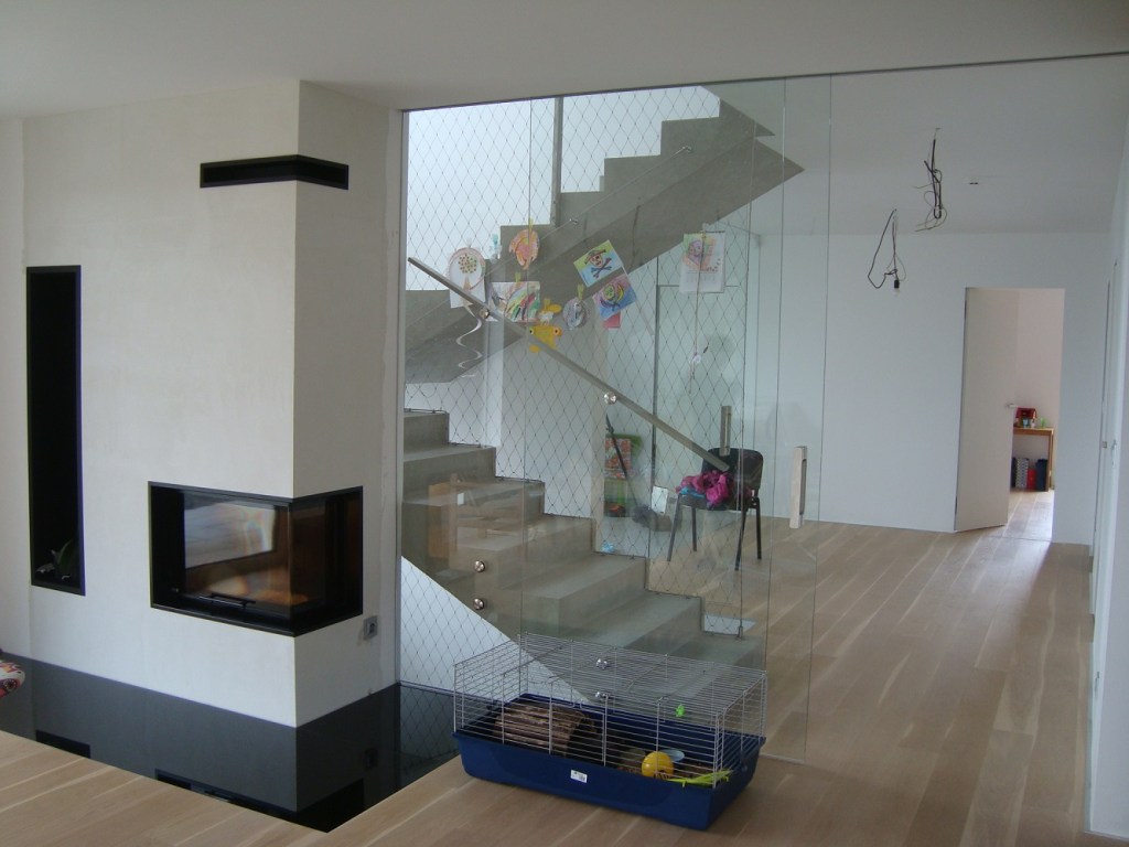 Skleněná stěna s dveřmi a sklo před krbem, Beroun, 2016