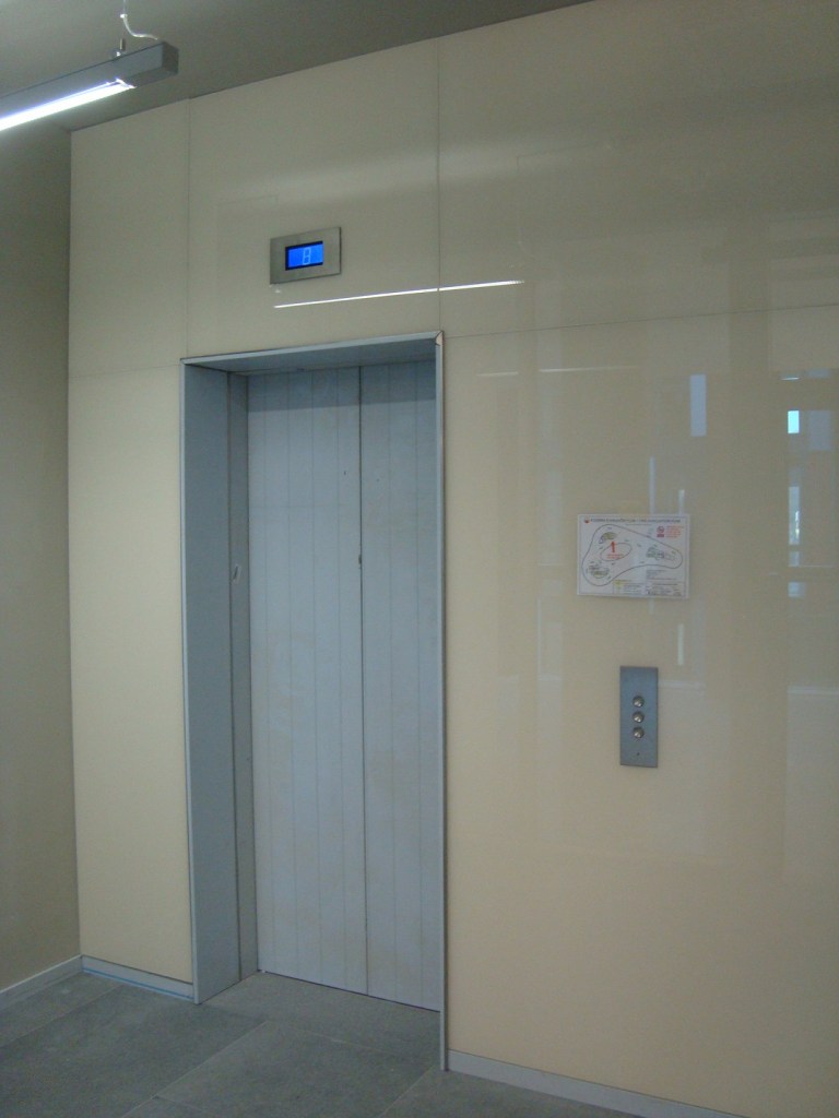 Skleněný obklad, MainPoint Karlín, 2012