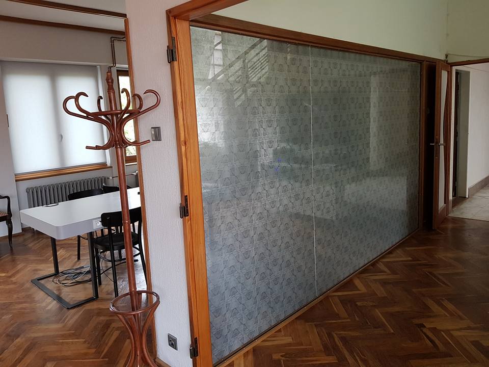 Skleněná stěna s grafickou folií, Pelechov, 2017