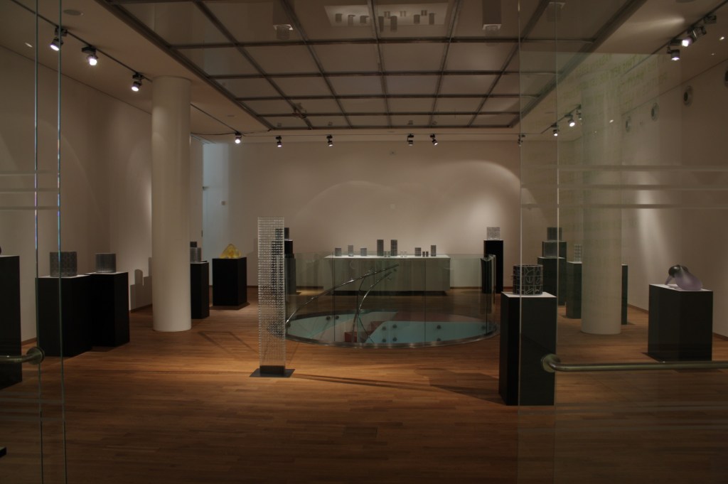 Skleněná stěna s dveřmi a podhled, Český dům New York, 2007