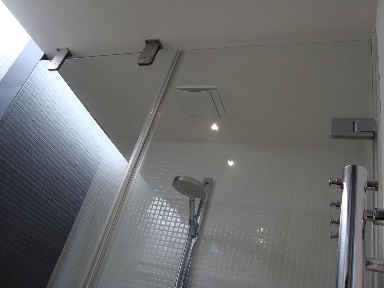 Atypický sprchový kout
