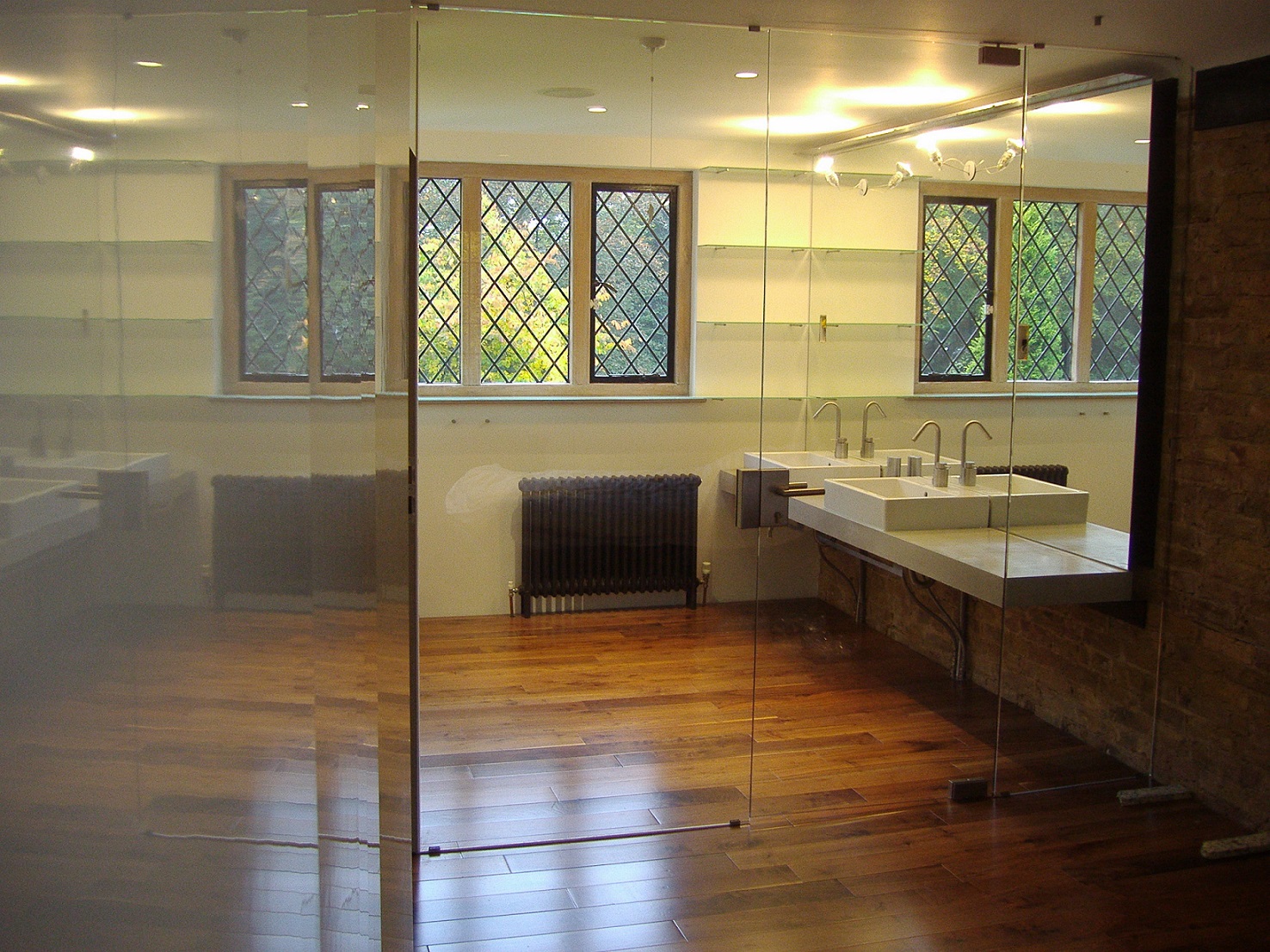 Skleněné stěna, velkoplošné zrcadlo, skleněné poličky, Londýn, 2007