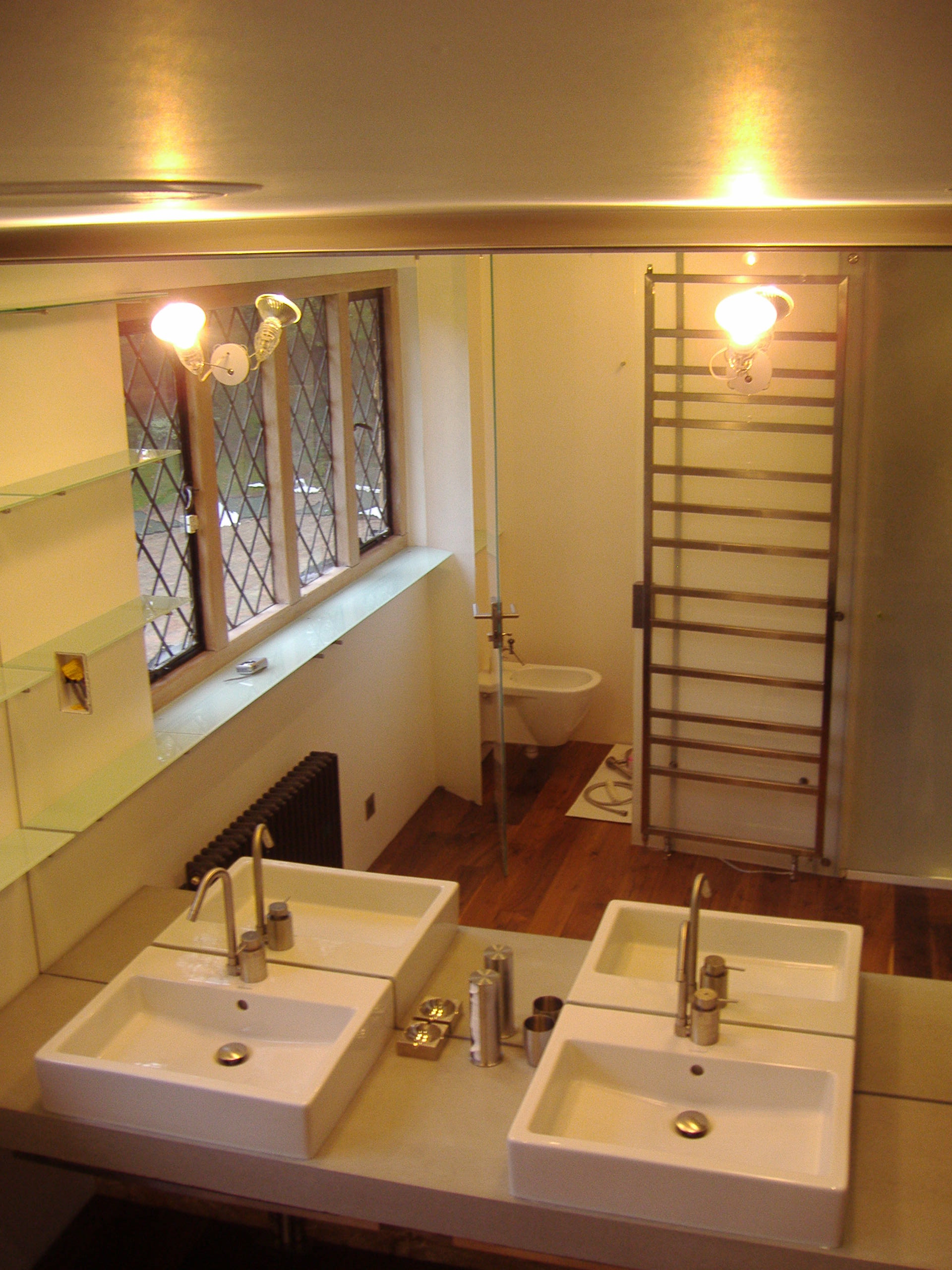 Velkoplošné zrcadlo, skleněné poločky