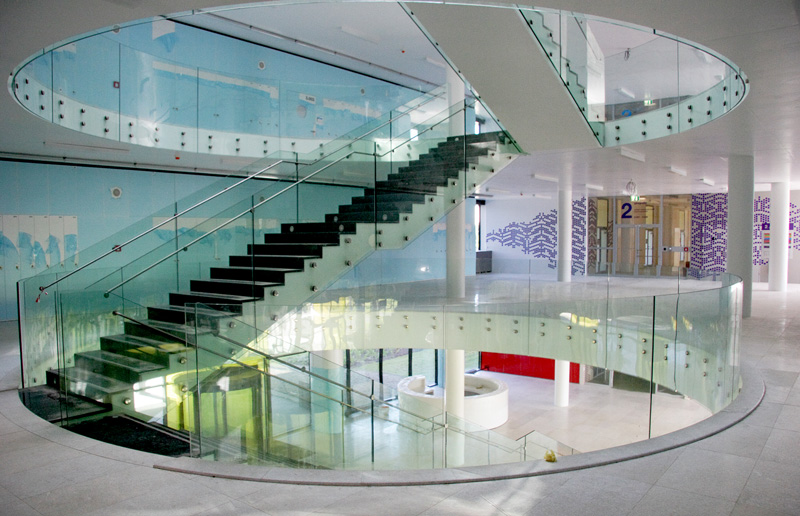 Skleněná zábradlí schodišťových ramen a galerií, ohýbané vrstvené sklo, UPOL Olomouc, 2008